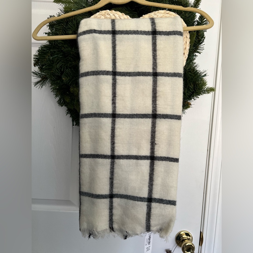 Old Navy wrap/scarf new with tags - Picture 5 of 8